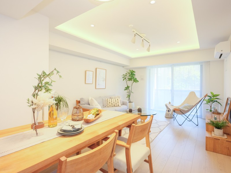 約16.2帖の広さがあり、大きな窓からは優しい陽光が届きます。LD部分には床暖房を敷設しているので、冬場の足元も冷え込むことなく快適にお過ごしいただけます。