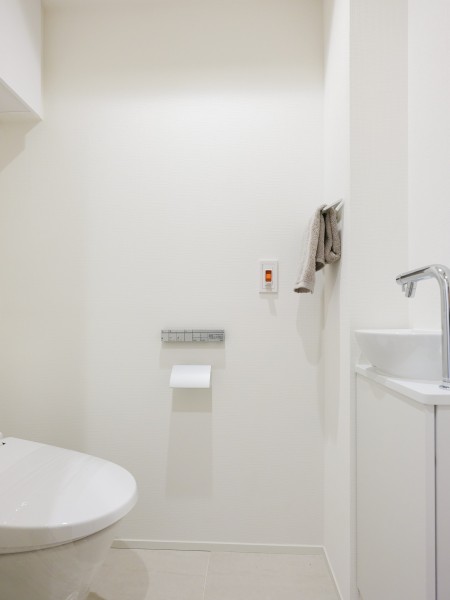 レストルームにはタンクレストイレ、手洗いカウンターを採用。スティックリモコンや上部吊戸棚収納などの機能性を兼ね備え、毎日使う場所だからこその細部にまでこだわった空間です。