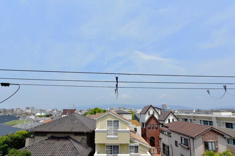 周辺は同規模のマンションや戸建てが広がる静かな住宅地です。最上階のお部屋ですので、前面を遮る建物はなく、時間や季節とともに変化する大きな空を眺めることができます。