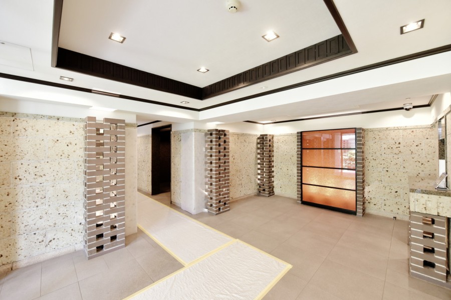 平成２４年建築、総戸数３３戸の低層レジデンスです。ペット飼育可能（犬猫あわせて２匹まで、飼育細則あり）です。駅からはフラットな地形で、小さいお子様やご年配の方でも住みやすい環境です。