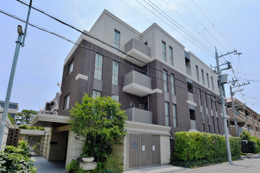 JR甲子園口駅から南へ徒歩７分の立地です。周辺は同規模のマンションや戸建てが立ち並ぶ閑静な住宅地で、子育てファミリーにおすすめです。大阪・神戸どちらへも出かけしやすいエリアです。