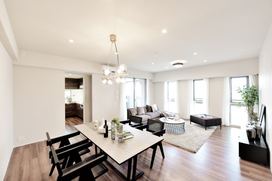 二面採光で優しい光が差し込むLDKです。リビングダイニングで約２０帖の広さがあり、家具を置いても家族がゆったりと過ごせます。キッチンが独立タイプなので、メリハリをつけて火事ができます。