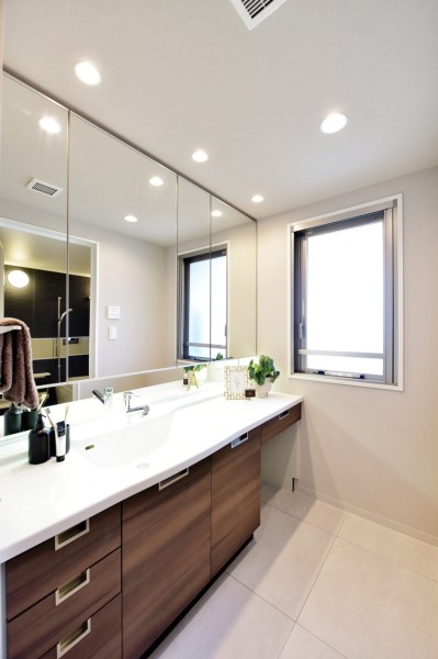 ゆったりとした洗面台で、朝の慌ただしい時間帯や入浴後のプライベートタイムを心地よく快適にお過ごし頂けます。スツールを収納できるスペースがあり、座ってドライヤーなどを使用できます。