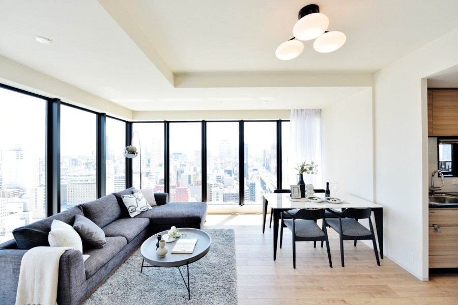 二面採光、開放感あふれるコーナーガラスに囲まれた明るいＬＤＫです。シンプルな内装ですので、どんな家具とも相性がよく、インテリアや小物選びも楽しめます。