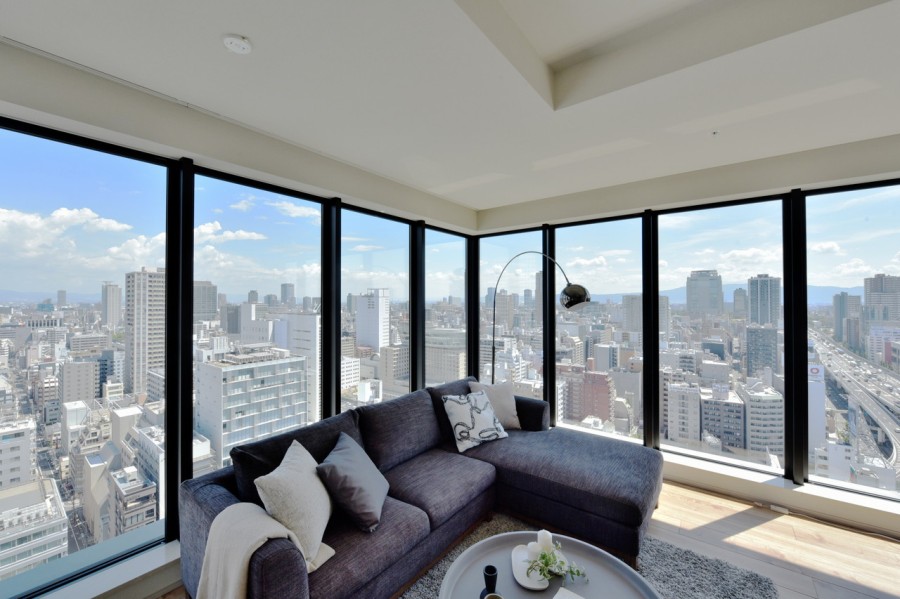 リビングのコーナーガラスからは大阪市内の街並みをパノラマビューでお楽しみいただけます。リビングに入った時に目に飛び込んでくる開放感を是非現地で体感してください。