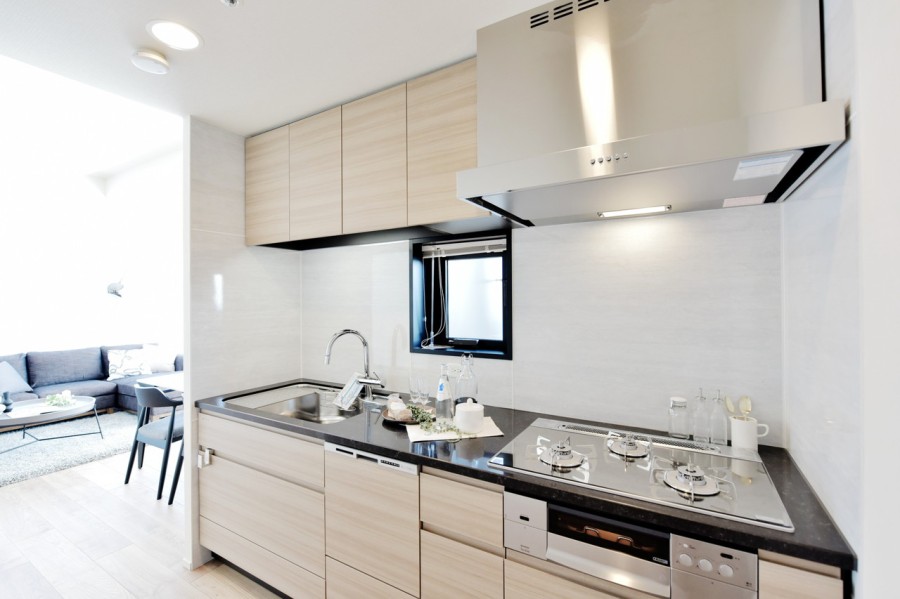 独立式のキッチンは約3.6帖の広さがあります。窓がありますので、換気もしっかりと行えます。吊戸棚がありますので、調理器具や調理家電などもたっぷりと収納できます。