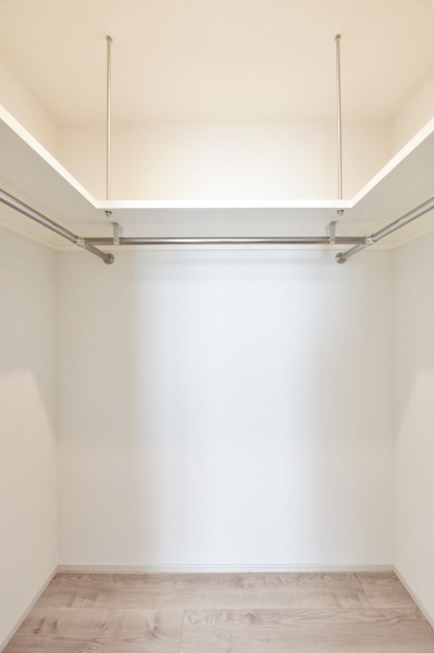 洋室１にはハンガーパイプに枕棚を設置した、ウォークインクローゼットがあります。かさばりがちなアウターや、旅行用品、小物などもたっぷりと収納できます。