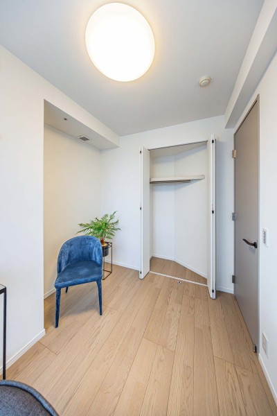 洋室3のクローゼットです。間口が広くたっぷり収納できます。また、ハンガーパイプや枕棚を活用して効率良く収納できそうです。