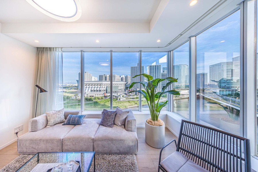 たっぷりの光を取り込んだ明るく開放的なリビングダイニングです。