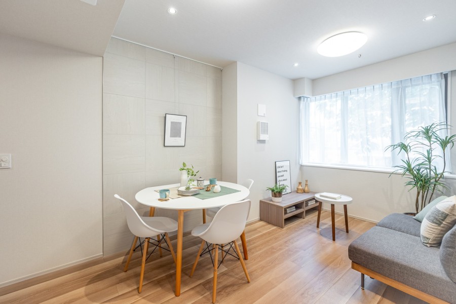 窓から明るい光が差し込み、おだやかな空気に纏われたリビングダイニングです。『日常』という大切な時間を豊かに、快適にお過ごしいただける空間です。