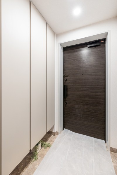 清潔感のある玄関は、天井までの高さがあるシューズボックス付きなので、玄関をすっきり綺麗に保てます。