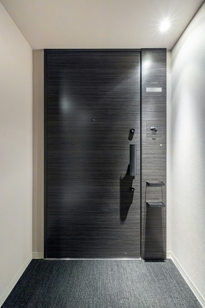 玄関前には、約3.8m²のアルコーブが付いています。また、共用廊下は高級感がありホテルライクな内廊下設計です。