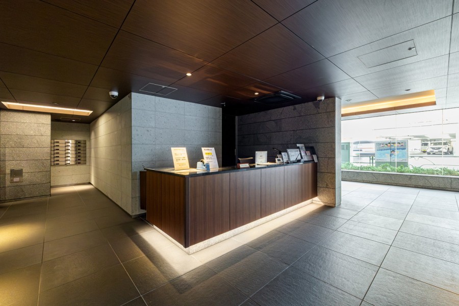 シックとモダンを基調とした気品溢れるエントランスロビーです。エントランスには、日々の暮らしを快適にサポートしてくれるコンシェルジュサービスがございます。