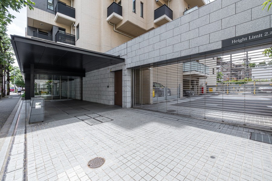 2016年築の管理体制良好なマンションです。気品と風格を備えた街並みは利便性と穏やかさを感じる住環境です。