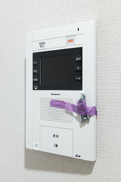 ◆TVモニター付インターホン◆訪ねてきた相手をモニター越しに確認でき、防犯対策に役立ちます。インターホン越しに話をすることが可能です。