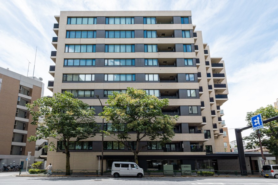 新宿御苑が大多数を占める新宿区内藤町。そんな品格と風格を感じさせる土地に佇む、阪急不動産㈱の高級「ジオシリーズ」マンションです。