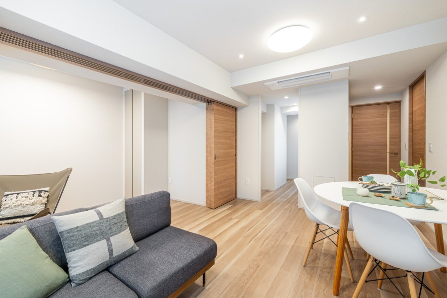 お部屋は自然の温もりを添えた居心地の良い内装です。LDには床暖房が敷設され、ペットも含めご家族皆さまが一年中快適に過ごせます。