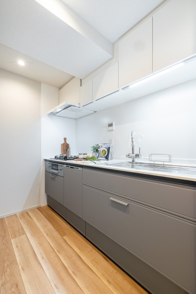 LIXIL製キッチンはデザイン性と機能性を兼ね備えています。壁付けタイプでお料理に集中でき、油や水はねもお手入れラクラクです。