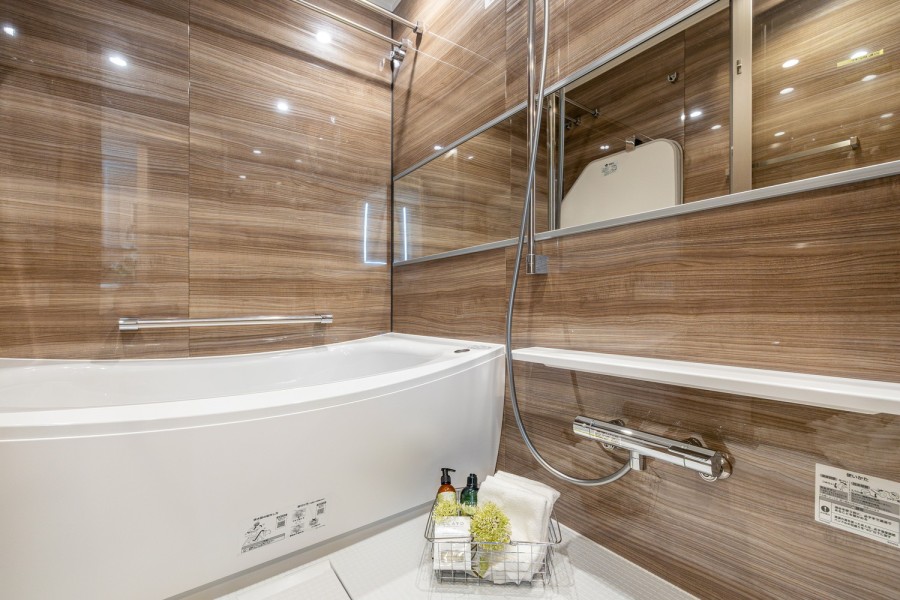 光沢のある木目調パネルが高級感を漂わせるバスルームです。暖房・涼風・換気・乾燥機能付きで1年中快適です。