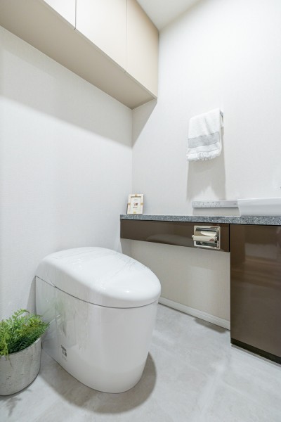 レストルームにはスマートなタンクレストイレ、手洗い場を備え付けました。毎日使う場所だからこそ、清潔感と使いやすさを考慮した空間です。