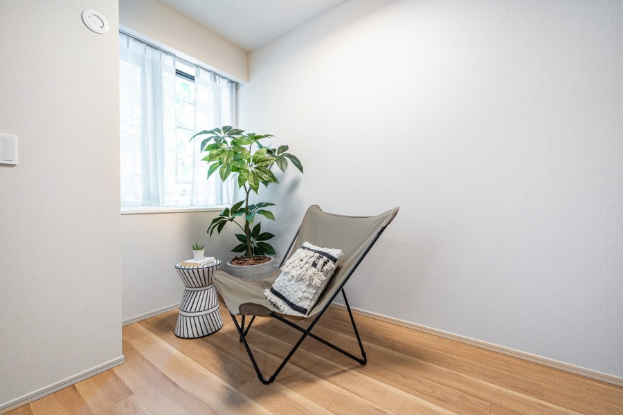 リビングと引き戸で隣接する洋室2は、扉の開閉でフレキシブルにお使いいただけるお部屋です。テレワークや読書など落ち着いた時間を過ごすのにもぴったりなお部屋です。