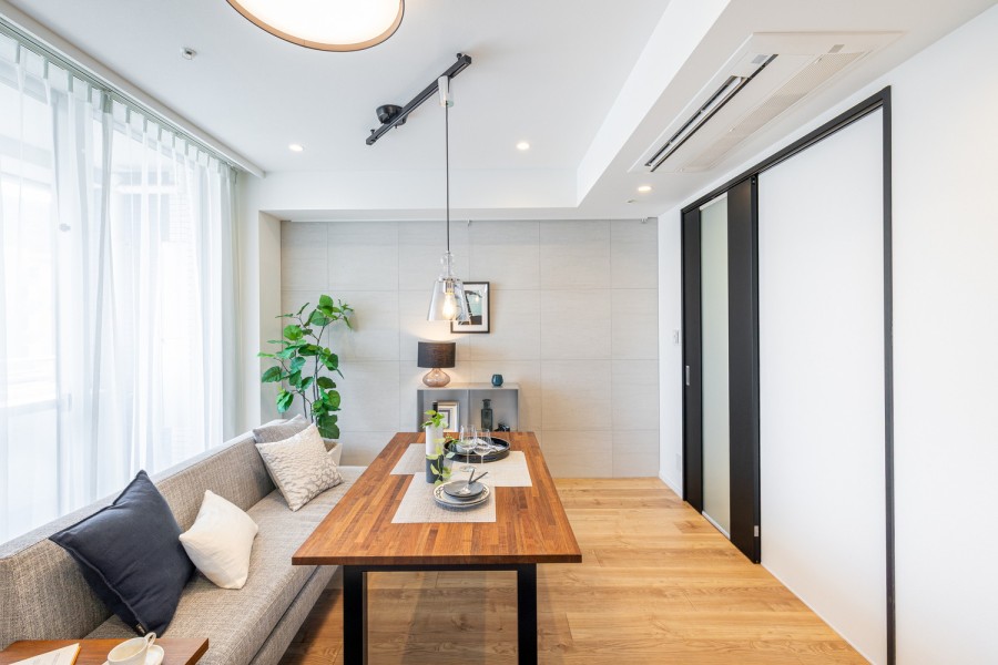 リビングルームには心地よい陽光が降り注ぎ、大切な日常を穏やかに包む時間が流れます。上質感を演出する石調タイルがアクセントになり、ナチュラルさもありながら、リュクスな雰囲気が漂う住空間です。