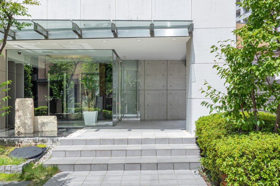 共用部の手入れが行き届いた様子からは管理体制の良さが伺えます。整えられた植栽がより瀟洒な雰囲気を紡ぎ、エントランスに彩りを添えています。