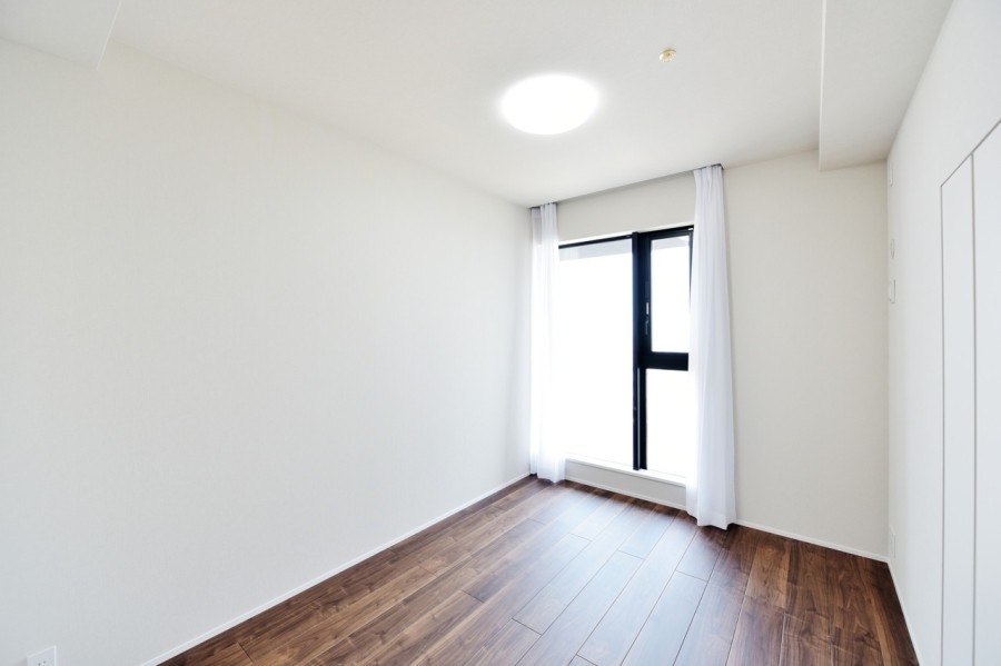 洋室2（約6.0帖）は自分の時間や趣味、課題などに集中できるプライベートスペースです。シンプルな内装なので、お好みのインテリアや小物で自分らしい空間を演出できます。