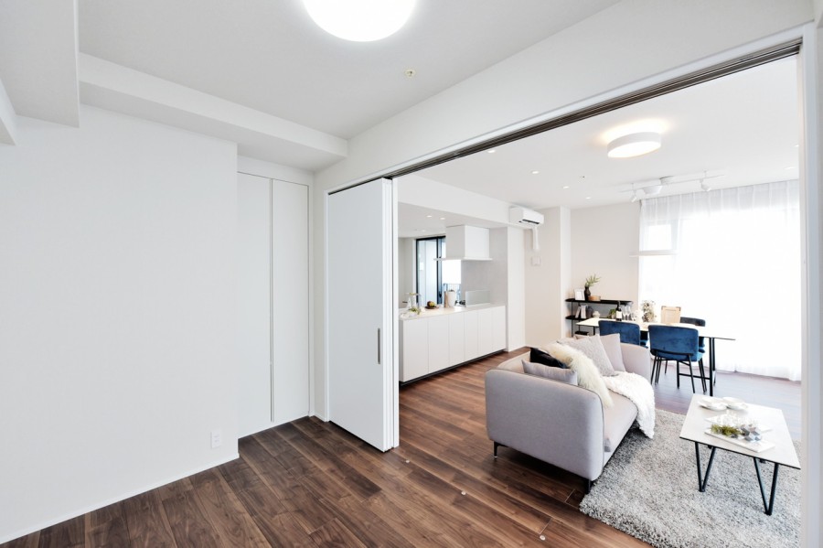 洋室3（約5.0帖）はリビングに隣接しており、扉を開放して拡張リビングとしても使用できるフレキシブルなスペースです。バルコニーに面した明るく開放感のある空間です。