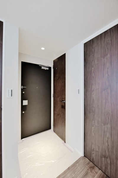 玄関には人感センサーライトを設置していますので、手がふさがっているときや遅い時間のご帰宅でも自動点灯で安心です。大型シューズインクローゼットがついていますので、きれいに整頓できます。