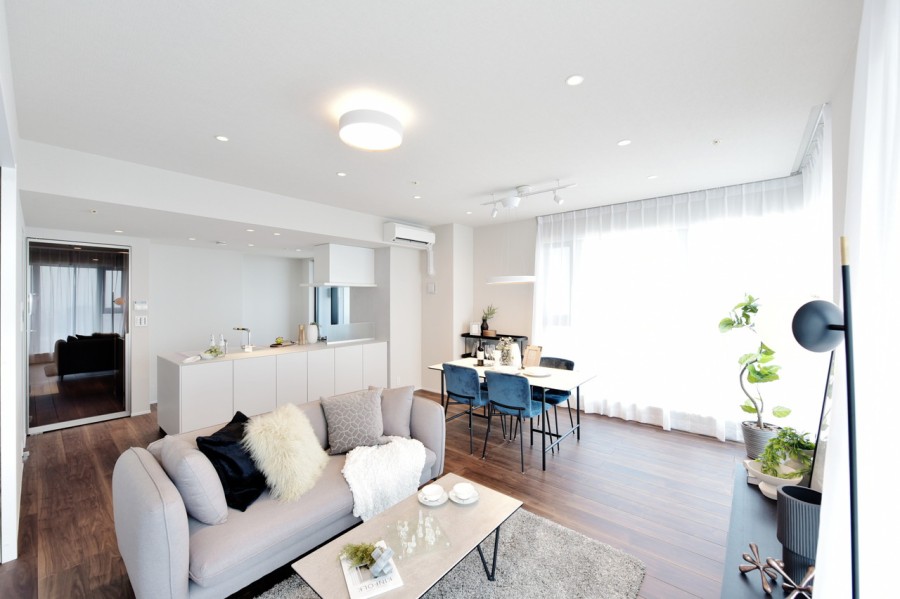 LDKは約20.2帖の広々とした空間です。床暖房も完備しており、足元からぽかぽか冬も家族が快適にくつろげます。大きなコーナー窓で非常に開放感のある空間です。