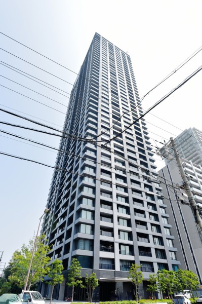 平成28年建築、44階建て免震構造タワーレジデンスです。まだまだ発展し続ける梅田エリアにスタイリッシュにそびえ立ちます。最寄り駅は中崎町ですが、阪急梅田駅やJR大阪駅などが徒歩圏内です。総戸数501戸、平成28年建築です。