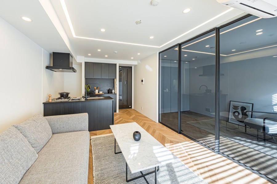 天井に設置した間接照明が、よりいっそう格調高さを醸し出す住空間です。壁は巾木を設けずすっきりと見せています。繊細な技術でデティールにこだわったお部屋です。