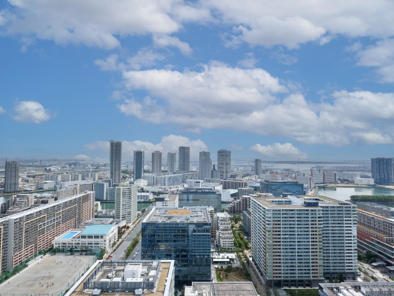 バルコニーからの眺望です。遠くまで青々と広がる大空や、心休まる水辺の景色を一望でき、忙しい日々を忘れさせてくれるような時間が流れます。