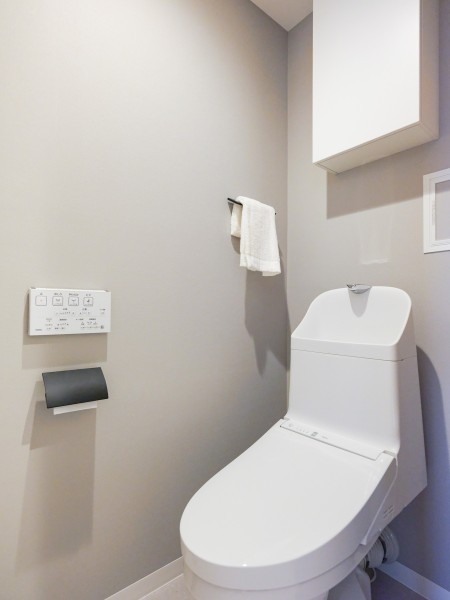 収納を上部に備え付けたレストルームです。足元スペースをすっきりとさせながらも、ペーパー類のストックもしっかりと収納いただけます。