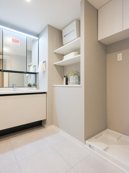 収納豊富な洗面化粧台を新規設置しています。右手にはカウンタースペース、ランドリー収納を備え付けた機能面も頼もしい空間です。