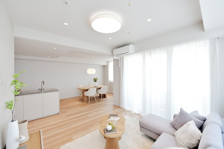 床材にはトリニティを使用しています。肌触りにだわった質感で、思わず裸足で過ごしたくなるようなお部屋です。明るく開放的な空間でインテリア選びも楽しめます。