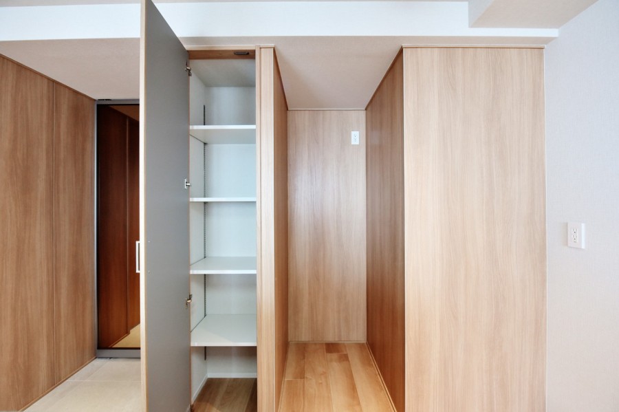 キッチン横に使い勝手の良い収納を設置しました。買い置きのストック品や、置き場に困りがちな調理家電や、食器などをたっぷり収納でき、すっきりとしたキッチンで調理ができます。