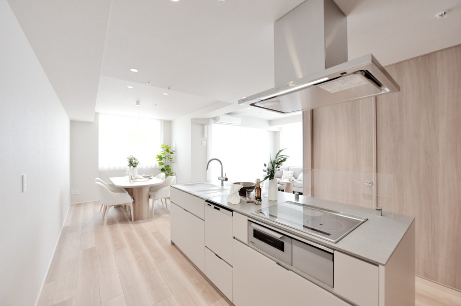 キッチンは田中工藝製のアイランドキッチンを採用しました。このお部屋にあわせて作られたオリジナルキッチンはシンプルで使い勝手がよく、お部屋になじみます。食器洗い機、ＩＨクッキングヒーター採用。