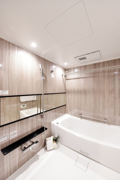 浴室は1620サイズを採用しました。ゆったりサイズでお仕事の疲れなども癒していただけるプライベートスペースです。汚れが付きにくい素材を使用し、毎日のお手入れも楽々です。浴室乾燥機完備です。