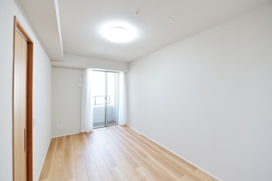 西側のバルコニーに面した洋室１（約7.0帖）はリビングから離れて静かに心と体を休めることができる主寝室におすすめです。大容量のウォークインクローゼットを設置しており、たっぷり収納できます。