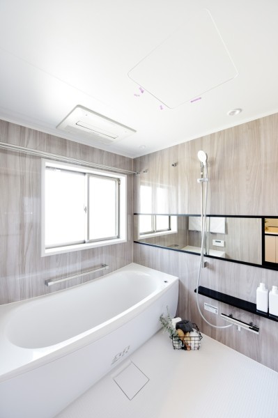 浴室は1620サイズを採用しました。お子様とのバスタイム、お仕事の疲れを癒すバスタイムどちらも楽しめる広々としたプライベートスペースです。浴室換気乾燥機完備、一年を通して便利に使用できます。