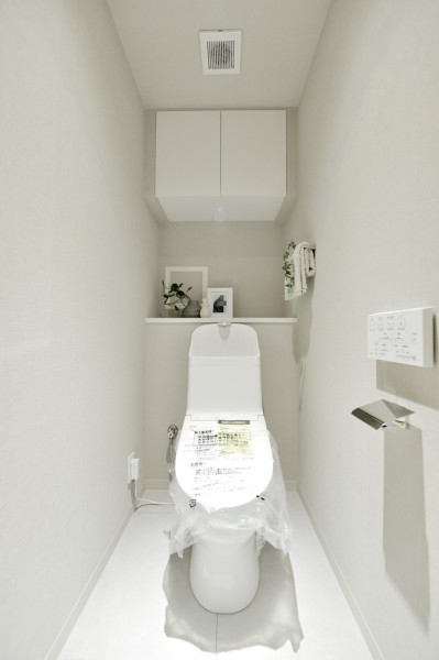 TOTO製ウォシュレット一体型トイレ新規交換済みです。吊戸棚を設置、小物類の収納に便利です。汚れが付きにくい素材、お掃除らくらくな機能を搭載し清潔に保てます。