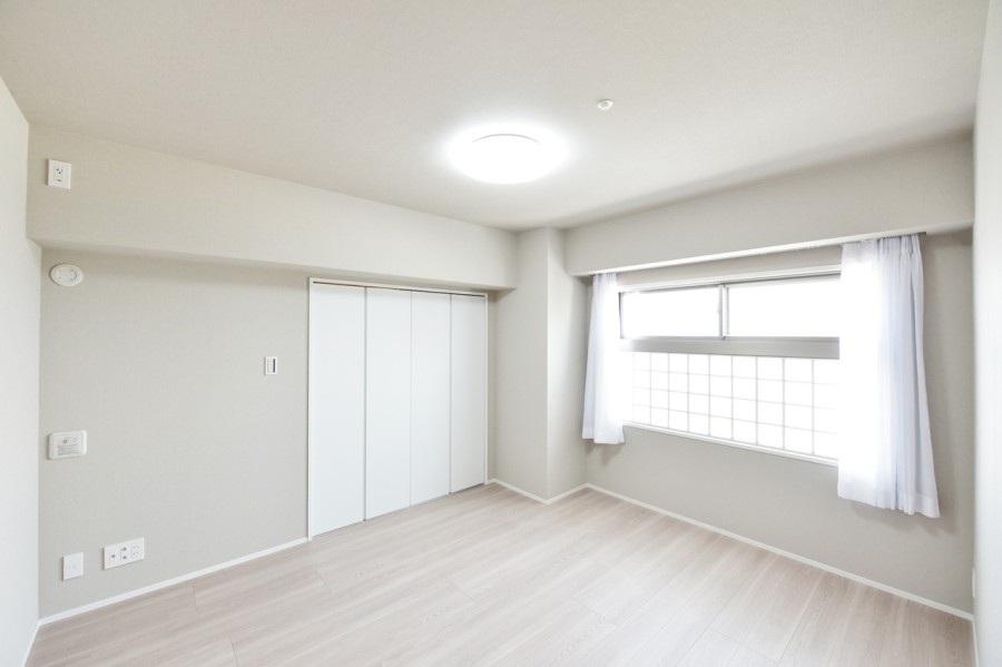 洋室1（約7.5帖）はリビングから離れて静かに心と体を休めることができる主寝室におすすめです。機能的なクローゼットを設置していますので、お部屋を広く使用できます。