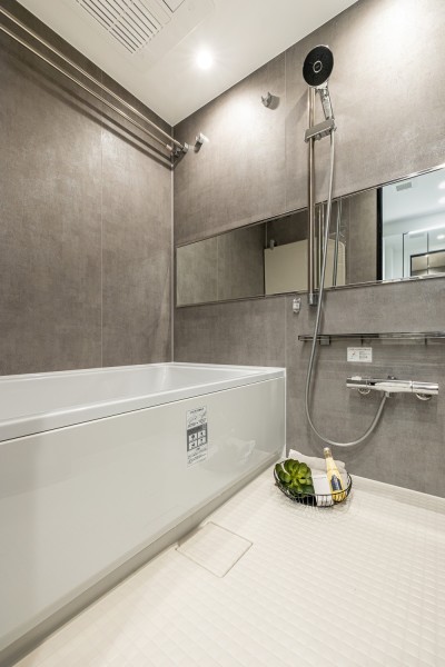 LIXIL製ユニットバスを新規設置。グレーのパネルを採用したので、汚れが目立ちにくい空間です。毎日のバスタイムを贅沢に、豊かにしてくれるバスルームです。