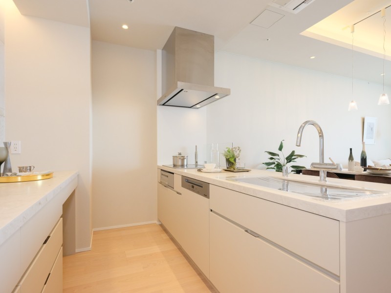 田中工藝製のシステムキッチンを設置しました。フラットでお手入れしやすいIHコンロを採用したので、綺麗なキッチンを保てます。