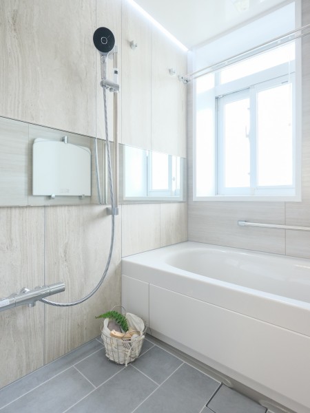 1620サイズのゆったりとしたバスルームです。換気に便利な窓から自然光が入り、開放的でリラックスしたバスタイムをお楽しみいただけます