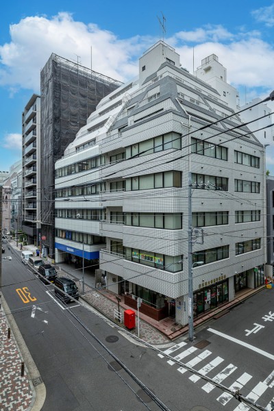 バルコニーからの眺望です。都心に位置しながらも、見上げると青々とした空を望めます。