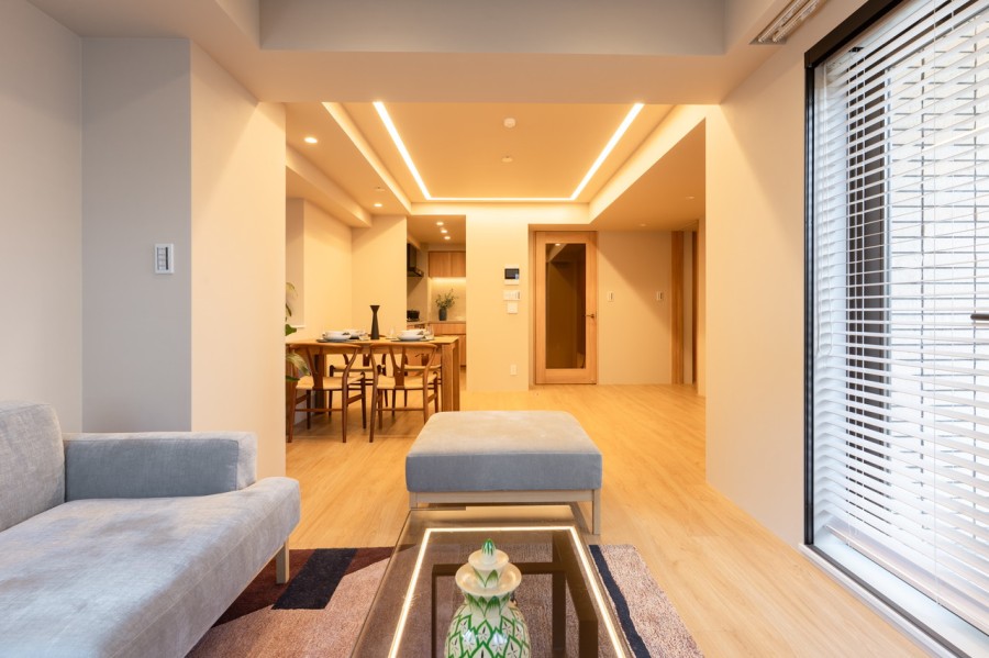 ユナイテッドアローズ社プロデュースの内装です。自然感を活かした優しい色合いとゆったりとした抑揚のある建具を採用しました。