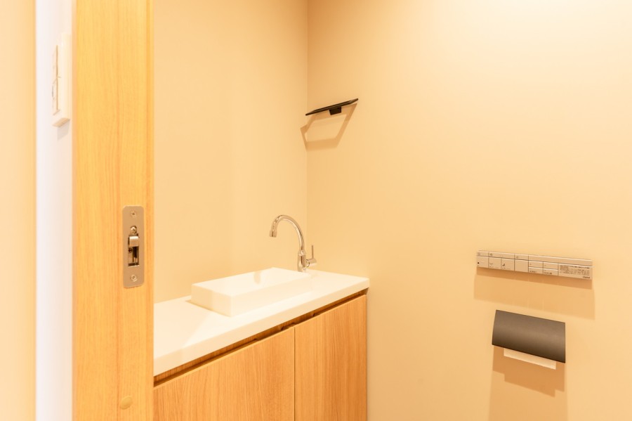 レストルームには手洗いカウンターを備え付けました。毎日使う場所だからこそ、清潔感と使いやすさを考慮した空間です。